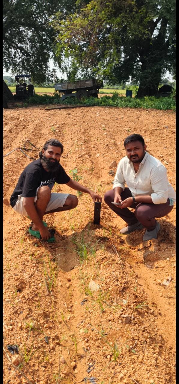 Two field operators beside Soilo Essence during an open-field soil test